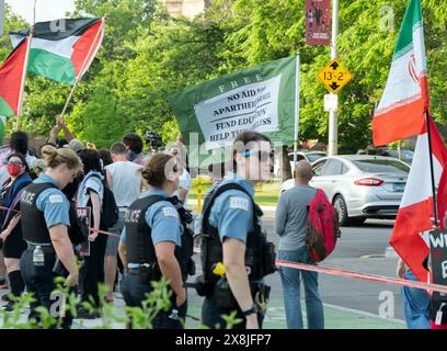 Pro-palästinensische Demonstranten äußern ihre Meinung vor dem Garfield Park Conservatory in Chicago, Illinois am Dienstag, den 21. Mai 2024. Die Demonstranten wurden von dem Spring Media Walkthrough-Empfang vor dem Democratic National Convention 2024 angezogen, der vom 19. Bis 22. August 2024 in Chicago stattfinden soll. Gutschrift: Ron Sachs/CNP für NY Post (EINSCHRÄNKUNG: KEINE tägliche Post. KEINE New York oder New Jersey Zeitungen oder Zeitungen im Umkreis von 75 Meilen um New York City.) Stockfoto