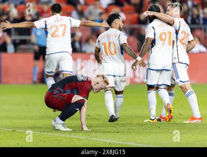 Toronto, Kanada. Mai 2024. Matty Longstaff (Front) von Toronto FC reagiert, nachdem er 2024 beim Spiel der Major League Soccer (MLS) zwischen Toronto FC und FC Cincinnati im BMO Field in Toronto, Kanada, am 25. Mai 2024 ein Tor verloren hat. Quelle: Zou Zheng/Xinhua/Alamy Live News Stockfoto