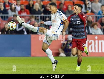 Toronto, Kanada. Mai 2024. Raoul Petretta (R) vom Toronto FC streitet mit Kevin Kelsy vom FC Cincinnati während des Major League Soccer (MLS) Spiels 2024 zwischen Toronto FC und FC Cincinnati auf dem BMO Field in Toronto, Kanada, 25. Mai 2024. Quelle: Zou Zheng/Xinhua/Alamy Live News Stockfoto