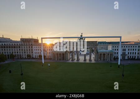 Berlin, Deutschland. Mai 2024. Blick auf den Sonnenaufgang der Fächerzone der Fußball-Europameisterschaft vor dem Brandenburger Tor. Quelle: Jörg Carstensen/dpa/Alamy Live News Stockfoto