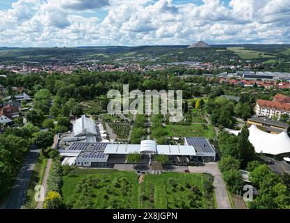 25.05.2024 Sachsen Anhalt Sachsen-Anhalt Europa Rosarium Sangerhausen Luftbild Luftaufnahme das Europa-Rosarium in Sangerhausen besitzt die größte Rosensammlung der Welt. Heute sind mehr als 8600 Rosenarten und Rosensorten, über 57 Rosenklassen insgesamt etwa 80,000 Rosensträucher auf einer Fläche von 13 Hektar aufgepflanzt. Darunter sind etwa 500 verschiedene Arten und Formen von Wildrosen. *** 25 05 2024 Sachsen Anhalt Sachsen Anhalt Europa Rosarium Sangerhausen Luftansicht das Europa Rosarium in Sangerhausen verfügt heute über die größte Sammlung von Rosen der Welt, mehr als 8600 Rosenarten Stockfoto