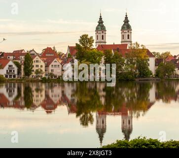 Stadtsee und Türme der Stiftskirche St. Peter in Bad Waldsee Stockfoto