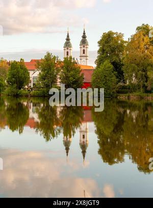 Stadtsee und Türme der Stiftskirche St. Peter in Bad Waldsee Stockfoto