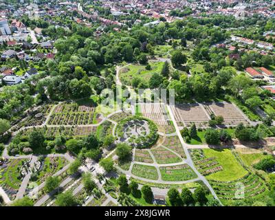 25.05.2024 Sachsen Anhalt Sachsen-Anhalt Europa Rosarium Sangerhausen Luftbild Luftaufnahme das Europa-Rosarium in Sangerhausen besitzt die größte Rosensammlung der Welt. Heute sind mehr als 8600 Rosenarten und Rosensorten, über 57 Rosenklassen insgesamt etwa 80,000 Rosensträucher auf einer Fläche von 13 Hektar aufgepflanzt. Darunter sind etwa 500 verschiedene Arten und Formen von Wildrosen. *** 25 05 2024 Sachsen Anhalt Sachsen Anhalt Europa Rosarium Sangerhausen Luftansicht das Europa Rosarium in Sangerhausen verfügt heute über die größte Sammlung von Rosen der Welt, mehr als 8600 Rosenarten Stockfoto