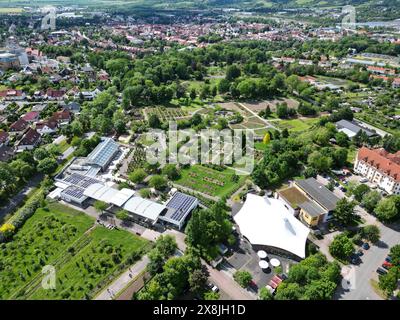 25.05.2024 Sachsen Anhalt Sachsen-Anhalt Europa Rosarium Sangerhausen Luftbild Luftaufnahme das Europa-Rosarium in Sangerhausen besitzt die größte Rosensammlung der Welt. Heute sind mehr als 8600 Rosenarten und Rosensorten, über 57 Rosenklassen insgesamt etwa 80,000 Rosensträucher auf einer Fläche von 13 Hektar aufgepflanzt. Darunter sind etwa 500 verschiedene Arten und Formen von Wildrosen. *** 25 05 2024 Sachsen Anhalt Sachsen Anhalt Europa Rosarium Sangerhausen Luftansicht das Europa Rosarium in Sangerhausen verfügt heute über die größte Sammlung von Rosen der Welt, mehr als 8600 Rosenarten Stockfoto