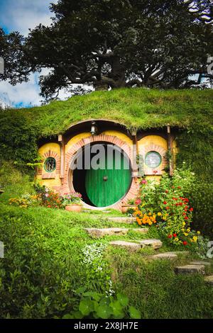 Berühmte runde grüne Tür in Hobbiton (Hobbit Loch) in Neuseeland Stockfoto
