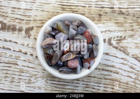 Natürliches Achat, verschiedene Arten und Farben, Edelsteine Mineraliensammlung als schöner natürlicher Hintergrund Draufsicht Stockfoto