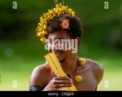 Wunderschöne Tänzer beim Singen auf Kwato Island, Milne Bay, Papua-Neuguinea Stockfoto