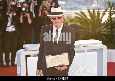 Cannes, Frankreich. Mai 2024. Jacques Audiard posiert mit dem Preis der Jury für Emilia Perez während des Palme D’Or Winners Photocall beim 77. Jährlichen Filmfestival in Cannes im Palais des Festivals am 25. Mai 2024. (Foto: Stefanos Kyriazis/NurPhoto) Credit: NurPhoto SRL/Alamy Live News Stockfoto