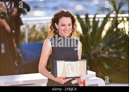 Cannes, Frankreich. Mai 2024. Coralie Fargeat posiert mit dem Preis „Bestes Drehbuch“ für „The Substance“ während des Palme D’Or Winners Photocall beim 77. Jährlichen Filmfestival in Cannes im Palais des Festivals am 25. Mai 2024. (Foto: Stefanos Kyriazis/NurPhoto) Credit: NurPhoto SRL/Alamy Live News Stockfoto