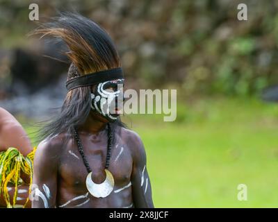 Wunderschöne Tänzer beim Singen auf Kwato Island, Milne Bay, Papua-Neuguinea Stockfoto