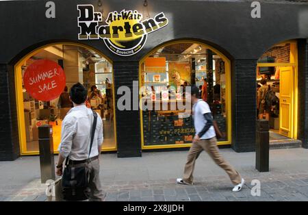 Aktenfoto vom 08/07 mit einer allgemeinen Ansicht eines Dr. Martens-Geschäfts in Covent Garden im Zentrum von London. Es wird erwartet, dass der Boothersteller Dr. Martens angesichts der Schwäche in den USA, dem größten Markt, mit einem Umsatz von weniger als 900 Millionen Pfund, einen Rückgang von 11% gegenüber dem Vorjahr, als er zum ersten Mal die 1 Milliarde Pfund-Schranke durchbrach, erwarten wird. Ausgabedatum: Sonntag, 26. Mai 2024. Stockfoto