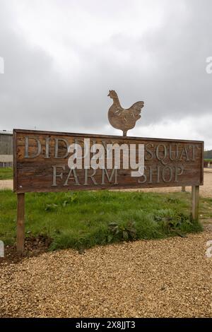 Diddly Squat Farm Schild, am Eingang zum Farmladen, eröffnet 2020 von Jeremy Clarkson, dem ehemaligen Top Gear Star, der 2008 in Chidlington, Großbritannien, gekauft wurde Stockfoto
