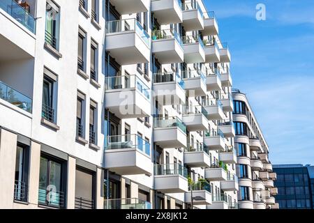 Fassaden weißer, moderner Wohnhäuser in Berlin Stockfoto