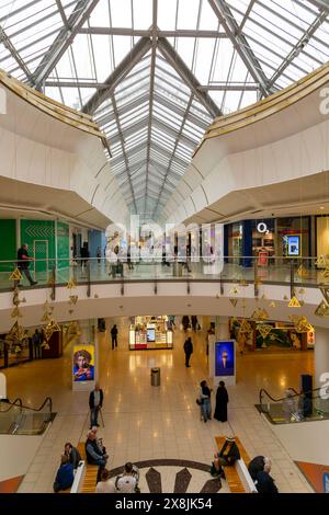 Menschen und Geschäfte im Lakeside Einkaufszentrum, West Thurrock, Essex, England, Großbritannien Stockfoto