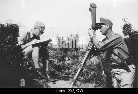 Ein deutsches Beobachtungsteam in den Bergen Italiens in tropischer Uniform. Gescannt und vergrößert von Privatfoto 9 x 6 cm. Stockfoto