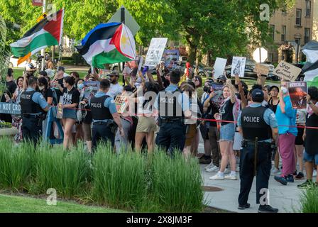 Chicago, Usa. Mai 2024. KEINE tägliche Post. KEINE Zeitungen oder Zeitungen aus New York oder New Jersey im Umkreis von 75 km um New York City – Demonstranten aus Palästina äußern ihre Meinung vor dem Garfield Park Conservatory in Chicago, Illinois, USA am Dienstag, den 21. Mai 2024. Die Demonstranten wurden von dem Spring Media Walkthrough-Empfang vor dem Democratic National Convention 2024 angezogen, der vom 19. Bis 22. August 2024 in Chicago stattfinden soll. Foto von Ron Sachs/CNP für NY Post/ABACAPRESS. COM Credit: Abaca Press/Alamy Live News Stockfoto