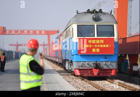 Peking, China. März 2024. Dieses Foto vom 21. März 2024 zeigt einen China-Europa-Güterzug nach Belgrad, der Hauptstadt Serbiens, fährt vom internationalen Landhafen Shijiazhuang in der nordchinesischen Provinz Hebei ab. Quelle: Zhang Xiaofeng/Xinhua/Alamy Live News Stockfoto