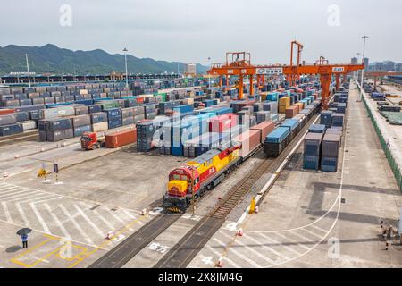 Peking, China. Mai 2024. Ein Drohnenfoto vom 5. Mai 2024 zeigt einen China-Europa-Güterzug, der auf die Abfahrt von der Tuanjiecun Station im Chongqing International Logistics Hub Park in der südwestlichen chinesischen Gemeinde Chongqing wartet. Quelle: Huang Wei/Xinhua/Alamy Live News Stockfoto