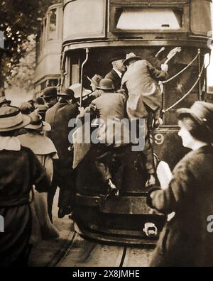 Ein frühes Foto von Menschenmassen, die nach einem Platz in einer überfüllten Straßenbahn in London suchen, Stockfoto