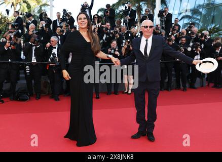 Cannes, Frankreich. Mai 2024. Die Schauspielerin Karla Sofia Gascon (L) und der französische Regisseur Jacques Audiard treffen am 25. Mai 2024 zur Abschlusszeremonie der 77. Ausgabe der Filmfestspiele in Cannes ein. Quelle: Gao Jing/Xinhua/Alamy Live News Stockfoto