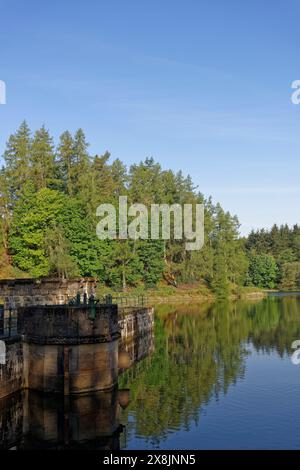 Der kleine Turm und Turm am Glen Ogil Reservoir in den Angus Glens, mit Wasserqualitätsleitung und Seilzug an der Seite. Stockfoto