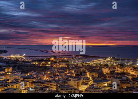 Stadt La Ràpita und Bucht von Alfacs, im Ebro-Delta, bei rötlichem Sonnenaufgang vom Aussichtspunkt La Guardiola (Tarragona, Katalonien, Spanien) Stockfoto