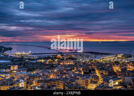 Stadt La Ràpita und Bucht von Alfacs, im Ebro-Delta, bei rötlichem Sonnenaufgang vom Aussichtspunkt La Guardiola (Tarragona, Katalonien, Spanien) Stockfoto