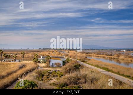 Aussichtspunkt Mirador de Migjorn und Aussicht von diesem Aussichtspunkt zwischen der Insel Buda und der Lagune L'Alfacada im Ebro-Delta (Tarragona, Spanien) Stockfoto