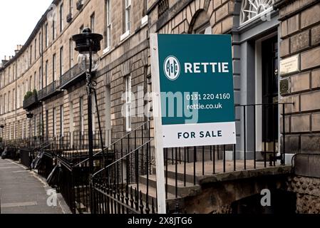 Rettie „for Sale“-Schild in einem gehobenen Hotel am Abercromby Place in Edinburghs modischer Neustadt. Stockfoto