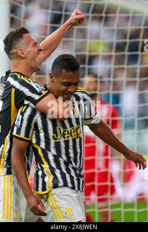 Alex Sandro vom Juventus FC feiert nach einem Treffer gegen Arkadiusz Milik während des Spiels zwischen Juventus FC und AC Monza am 25. Mai 2024 bei der Allianz Stockfoto