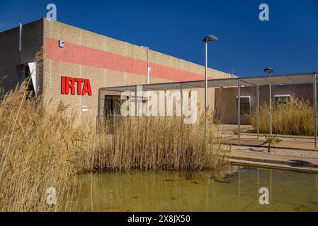 Eng: Einrichtungen des IRTA-Zentrums von La Ràpita, einem Forschungszentrum, das auf Wasserorganismen und Freilandkulturen spezialisiert ist (Tarragona, Katalonien, Spanien) es Stockfoto