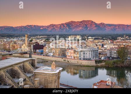 Tortosa bei Sonnenaufgang, von der Burg Suda aus gesehen. Im Vordergrund die Kathedrale und der Fluss Ebro. Im Hintergrund die Häfen (Tarragona, Spanien) Stockfoto