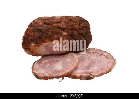 Mehrere Fleischscheiben aus einem großen geräucherten Stück Schweinefleisch. Bereit zum Essen. Stockfoto