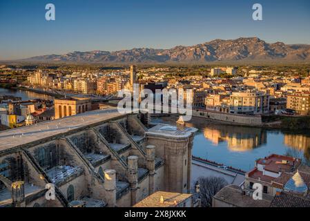 Tortosa bei Sonnenaufgang, von der Burg Suda aus gesehen. Im Vordergrund die Kathedrale und der Fluss Ebro. Im Hintergrund die Häfen (Tarragona, Spanien) Stockfoto