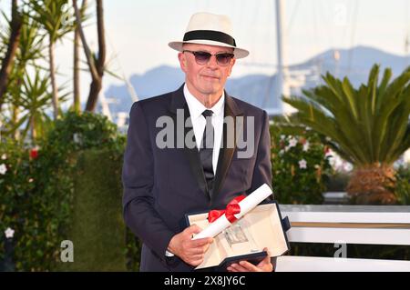 Jacques Audiard mit dem Preis der Jury für 'Emilia Perez' beim Photocall mit den Preisträgern auf dem Festival de Cannes 2024 / 77. Internationale Filmfestspiele von Cannes am Palais des Festivals. Cannes, 25.05.2024 Stockfoto