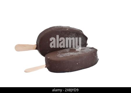 Zwei Eiscremes auf Sticks in Schokoladenglasur. Stockfoto