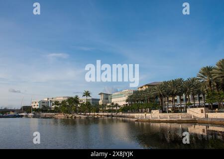 Camana Bay, Grand Cayman, Cayman Islands - 15. September 2020: Am frühen Morgen Aufnahme des Handelsviertels auf der Insel Stockfoto