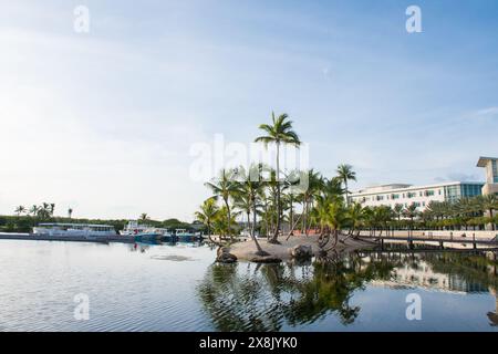 Camana Bay, Grand Cayman, Cayman Islands - 15. September 2020: Am frühen Morgen Aufnahme des Handelsviertels auf der Insel Stockfoto