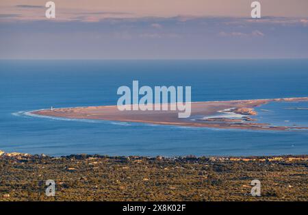 Die Bucht von Fangar und der Punkt vom Windpark Baix Ebre bei Sonnenuntergang (Tarragona, Katalonien, Spanien) ESP: La Punta y Bahía del Fangar (Delta del Ebro) Stockfoto