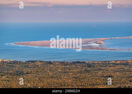 Die Bucht von Fangar und der Punkt vom Windpark Baix Ebre bei Sonnenuntergang (Tarragona, Katalonien, Spanien) ESP: La Punta y Bahía del Fangar (Delta del Ebro) Stockfoto