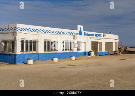 Restaurant Vascos, am Ende des Strandes La Marquesa, geschützt durch eine Steinmauer, im Ebro-Delta (Tarragona, Katalonien, Spanien) ESP: Restaurante Vascos Stockfoto