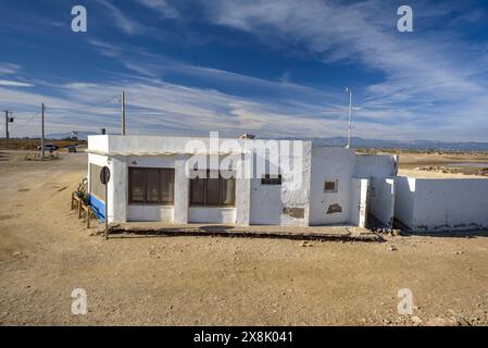 Restaurant Vascos, am Ende des Strandes La Marquesa, geschützt durch eine Steinmauer, im Ebro-Delta (Tarragona, Katalonien, Spanien) ESP: Restaurante Vascos Stockfoto