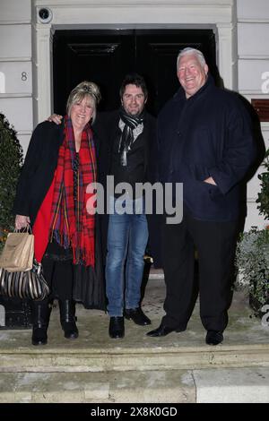 George Gilbey nimmt mit seinen Eltern Linda McGarry und Pete McGarry an der Veröffentlichung des Magazins Going for Gold Teil. Januar 2016 Stockfoto