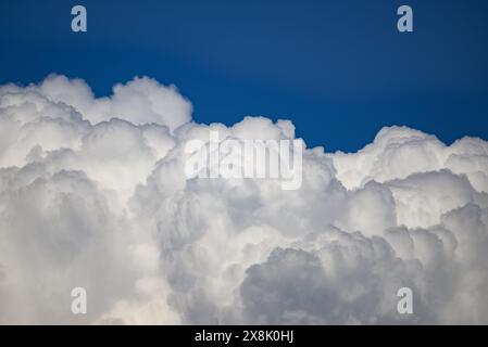 Dresden, Deutschland. Mai 2024. Wolken ziehen über den Himmel. Robert Michael/dpa/Alamy Live News Stockfoto