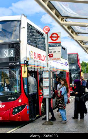 SL8 Superloop Bus vor Shepherd's Bush Station, Borough of Hammersmith & Fulham, London, England, Großbritannien Stockfoto