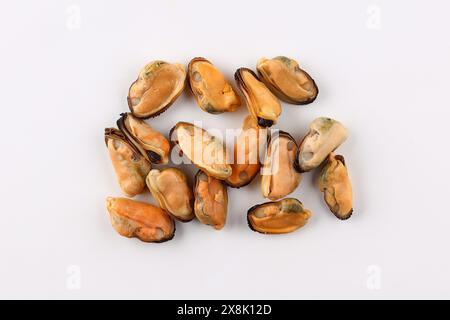 Muscheln, Meeresfrüchte-Eingeweide ohne Klappen, Muscheln gekocht, Nahaufnahme, isoliert auf weißem Hintergrund mit Schneideweg. Stockfoto