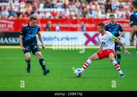 Fredrikstad, Norwegen, 25. Mai 2024. Tromsø Ruben Yttergård Jenssen und Fredrikstads Júliús Magnússon im Eliteserien-Spiel zwischen Fredrikstad und Tromsø im Fredrikstad-Stadion. Quelle: Frode Arnesen/Alamy Live News Stockfoto