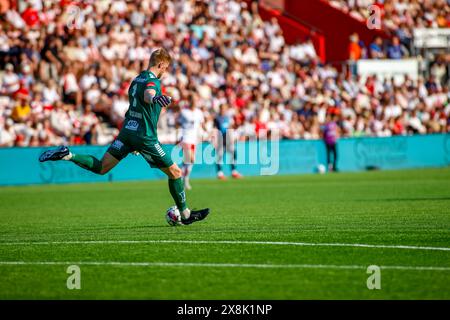 Fredrikstad, Norwegen, 25. Mai 2024. Tromsø Torhüter Jakob Haugaard mit einem Torstoß im Eliteserien-Spiel zwischen Fredrikstad und Tromsø im Fredrikstad-Stadion. Quelle: Frode Arnesen/Alamy Live News Stockfoto