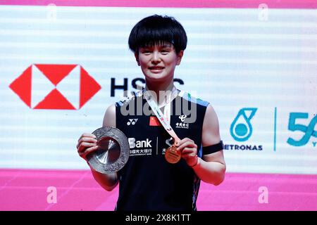 Kuala Lumpur, Malaysia. Mai 2024. Wang Zhi Yi aus China posiert mit ihrer Medaille bei der Siegerehrung nach dem Finale der Perodua Malaysia Masters 2024 in der Axiata Arena. Wang Zhi Yi gewann mit Punkten; 17/21/21: 21/18/19. (Foto: Wong Fok Loy/SOPA Images/SIPA USA) Credit: SIPA USA/Alamy Live News Stockfoto